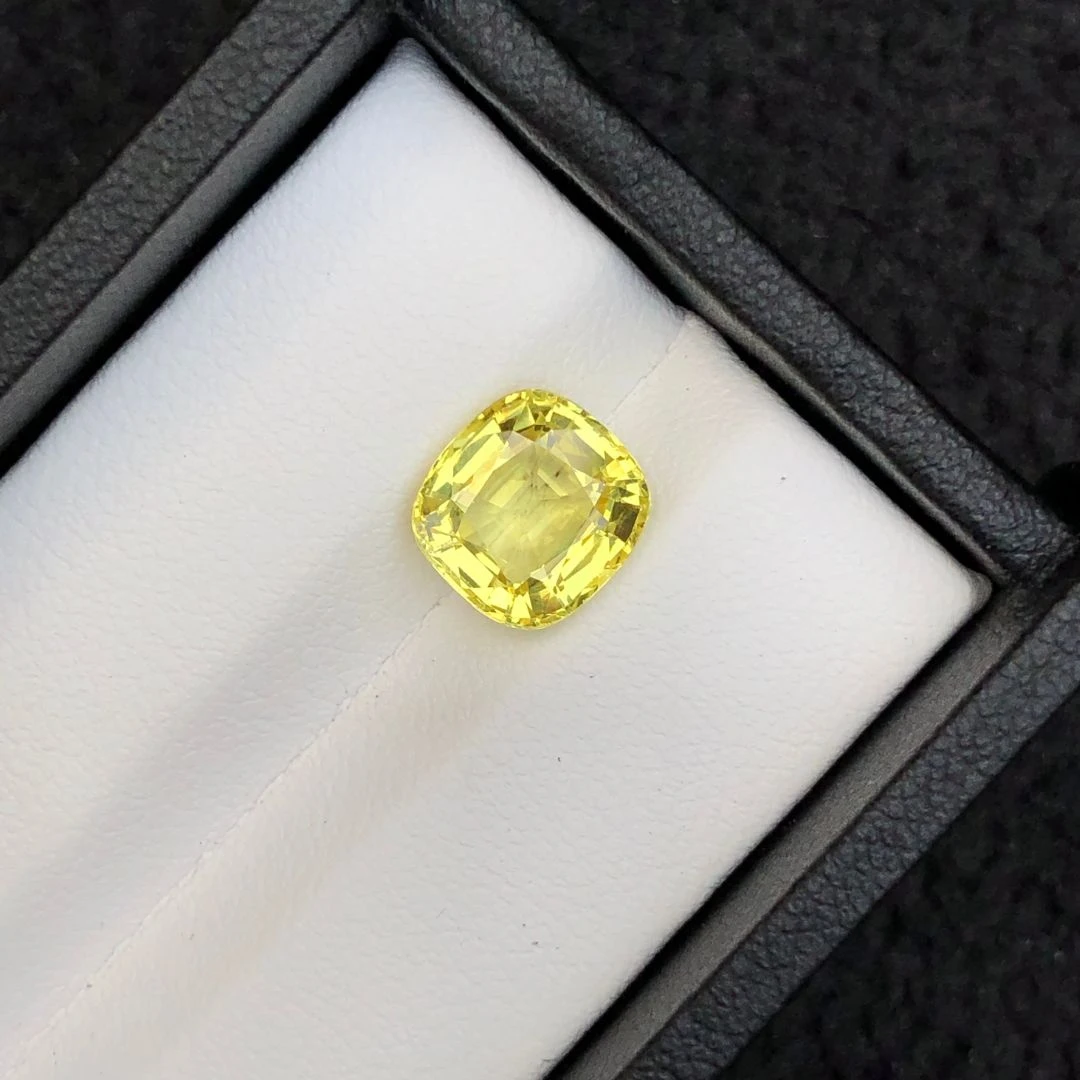 4.27 ct Natural Vivid Yellow Sapphire Cushion Shape Loose Gemstone — view 3